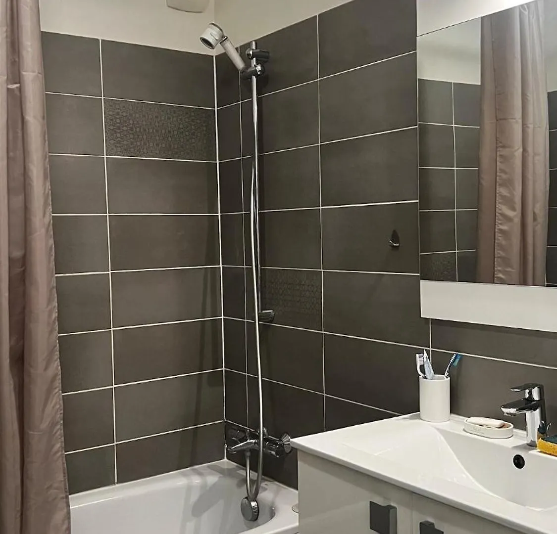Sea View Apartment 2 Bedrooms Saint-Laurent-du-Var 0*,  France